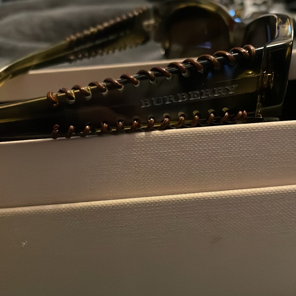 NIB WOMENS BURBERRY SUNGLASSES - Picture 4 of 10